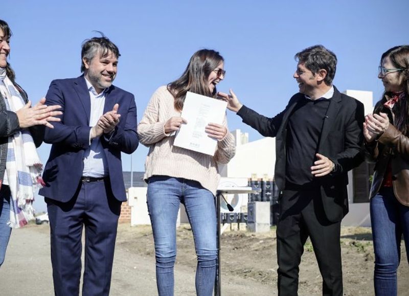 El gobernador bonaerense, Axel Kicillof, estuvo acompañado por la ministra de Hábitat y Desarrollo Urbano, Silvina Batakis y el intendente local, Lisandro Hourcade.