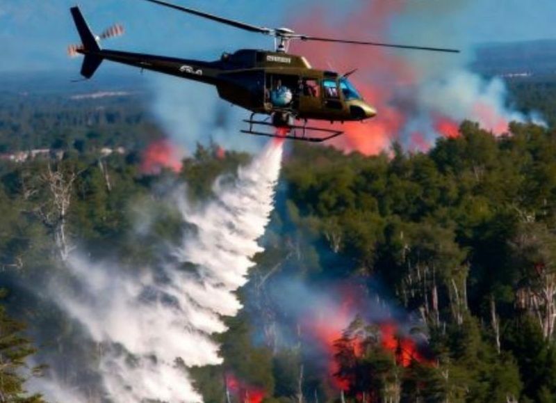 Weretilneck impulsa un alquiler de helicóptero por casi 7 millones de dólares y estalla la crítica en Río Negro