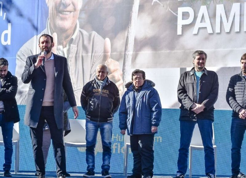 Damián Selci, Máximo Kirchner y Martín Rodríguez en el acto en el que prometieron el hospital para los adultos mayores.