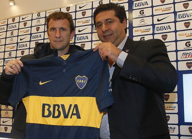 Riquelme acelera y el Vasco Arruabarrena emerge como favorito para dirigir a BocaTras la salida de Claudio Úbeda, el ído