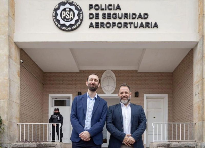 Damián Selci junto a José Glinski, la foto que captura la estrecha colaboración que hoy intentan negar mientras se alejan del ex presidente en medio de controversias.