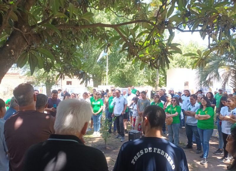 Gran afluencia de gente a la reunión.