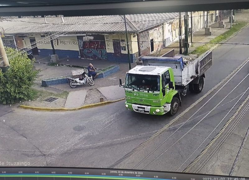 Imágenes del camión minutos después del robo captadas por cámaras de seguridad.