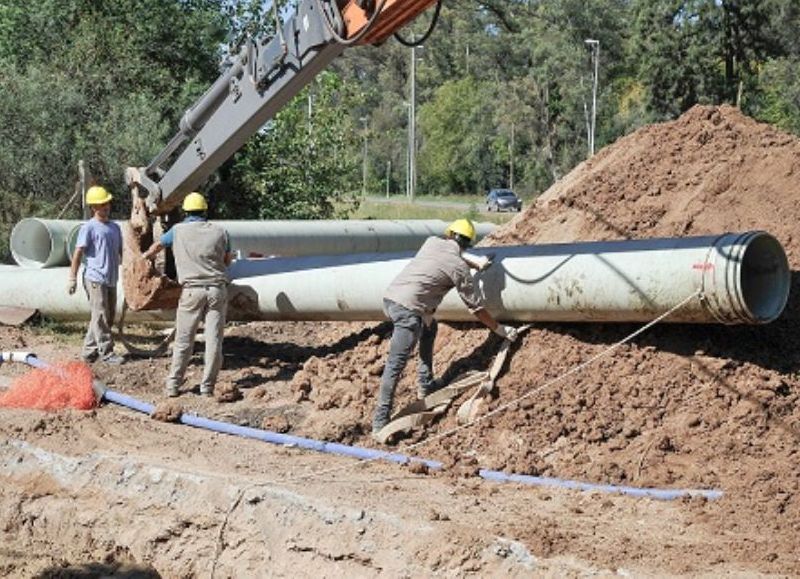 Los trabajos incluyen la ejecución de una Planta Potabilizadora; nuevos acueductos, la renovación de cisternas, que beneficiará a más de un millón de personas de La Plata, Berisso y Ensenada.