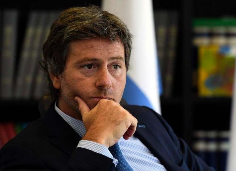 Bajo la gestión de Juan Mahiques, el Gobierno analiza subir a 5.000 millones el piso para investigar lavado