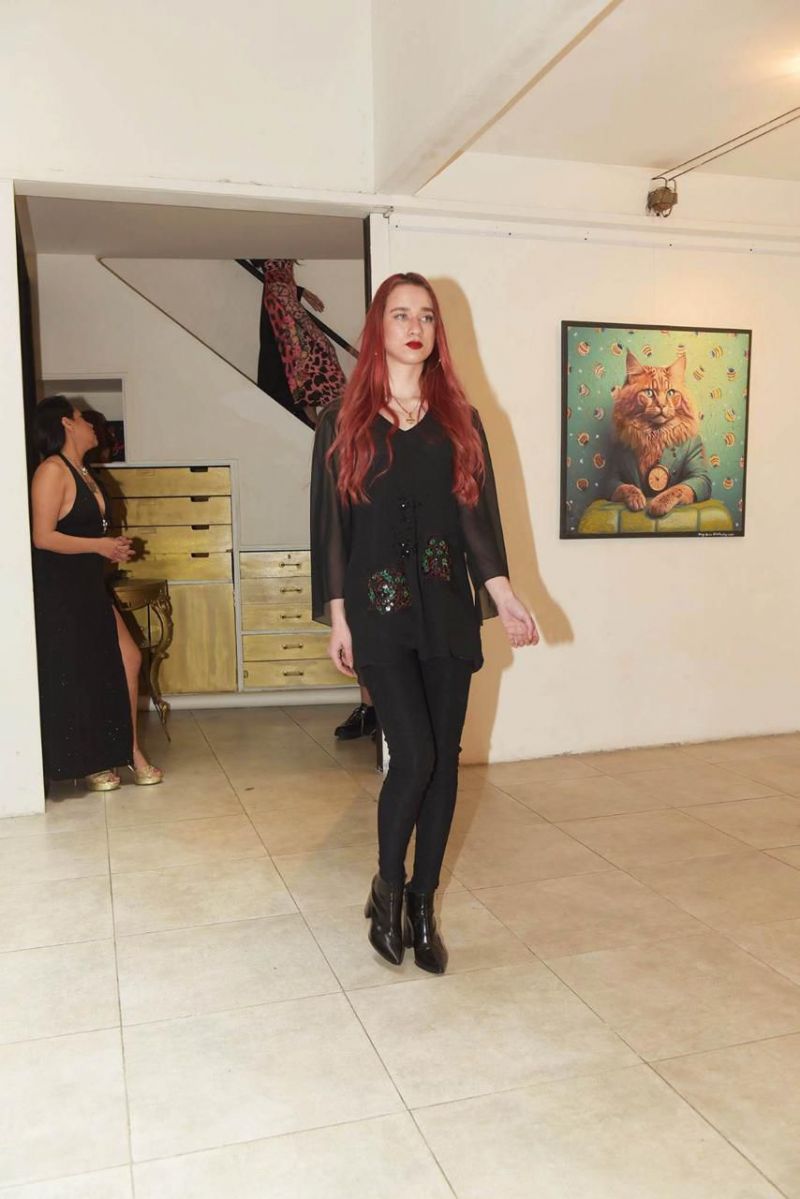 Melanie modelando en el desfile Sharing Art, liderado por Rousy Rouss.  (Foto: Mario Ruggero)