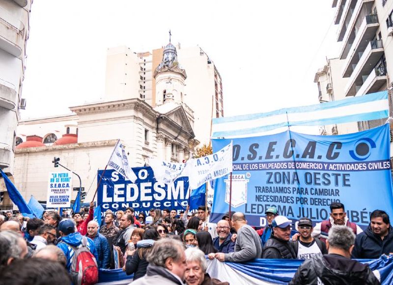 Enorme cantidad de trabajadores a la marcha.