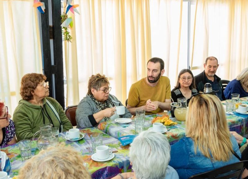 Teresa Valiente y Damián Selci junto a jubilados, en un encuentro previo a las denuncias por irregularidades en el PAMI.