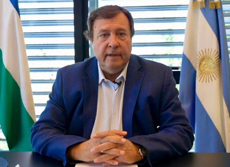 En Río Negro revelan chats que muestran a Weretilneck impulsando un estadio con Qatar y movidas en la Justicia