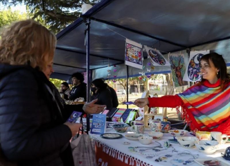 El evento acerca a los vecinos los productos regionales y contará además con puestos gastronómicos.