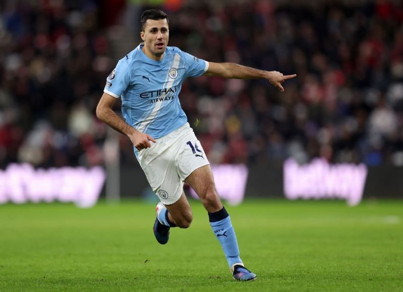 Multan a Rodri con 80 mil libras por cuestionar a los árbitros tras un partido del Manchester City