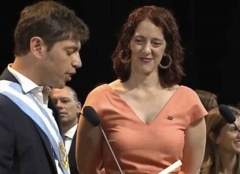 Axel Kicillof tomando juramento a la ministra Jesica Rey.