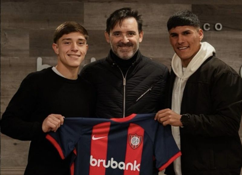 Patricio Lombilla, el "dueño" de las inferiores del "Ciclón", junto a los jugadores de San Lorenzo, Santi Sosa y Lautauro Montenegro.